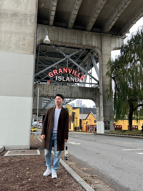 After 2015, I visited Granville Island finally again. At that time, I just followed my friend Hoon without knowing much about the geography of Vancouver. This time, I grew up and actively investigated the spot. Have you ever visited your elementary school after you grew up? The school looked so big when we were young, but when you go there again, you realize how small it actually is. It was similar to this feeling. There are good shops and food markets which would also be good for dating. 
