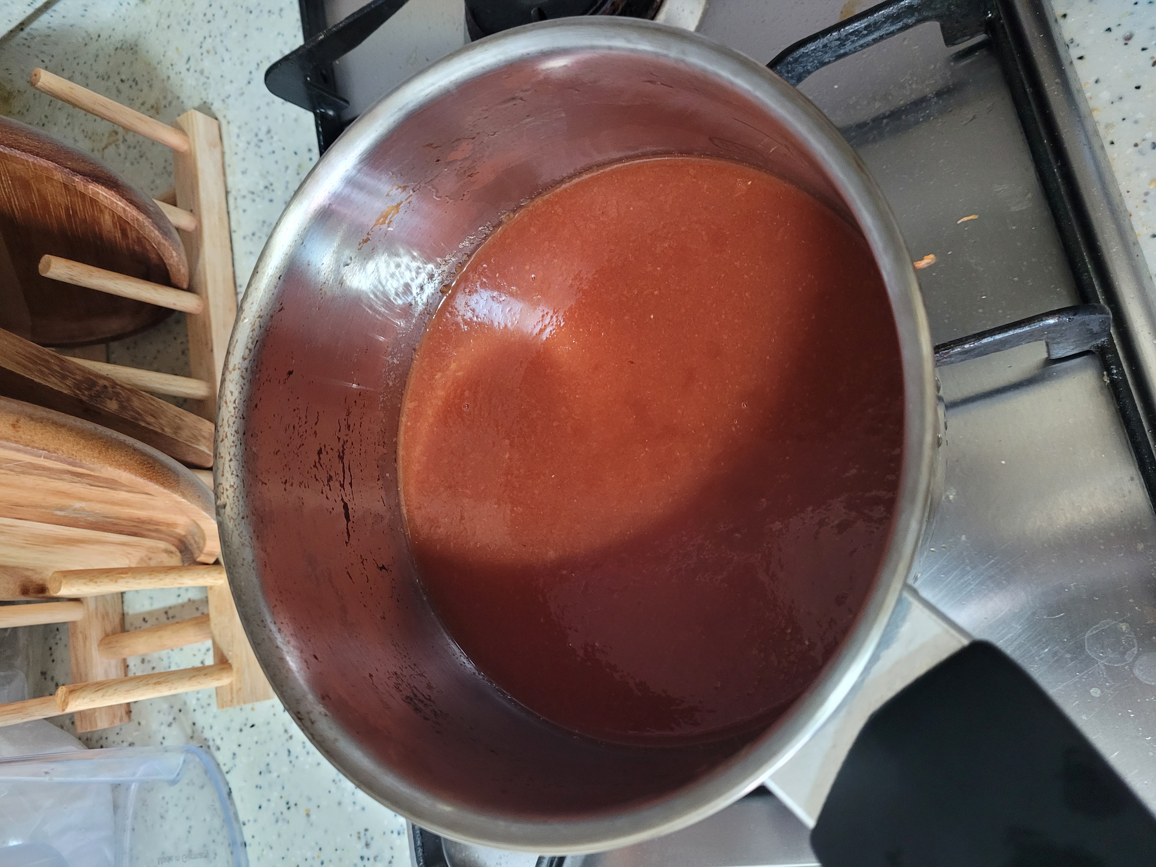 그런 다음 끓인 토마토를 채에 받쳐서 고운 입자만 아래로 빼낸다. 그러면 위에는 토마토 껍질 등의 찌꺼기만 남고 아래에는 아주 고운 토마토만 쏙 빠져나온다. 여기에 설탕을 잔뜩 넣고 사과 식초도 조금 넣고 섞은 다음 다시 약불로 10분 정도 끓여준다. 여기부터는 원하는 농도에 따라 가열 시간을 조절하면 되는 것 같다. 