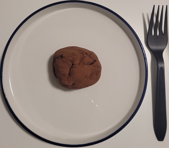 최근에 일가족 3명이 전부 감기에 걸리는 바람에 지옥의 일주일을 보냈다. 

아기가 코가 막히니 자려고 누우면 숨을 잘 못 쉬는지 계속 켁켁 되고 울어서 밤에 도통 잠을 못 잤다. 

게다가 분유를 먹이려고 해도 숨 쉬는 게 불편한 지 분유도 잘 먹지 않아서 무척 힘들었다. 

다행이 이틀이 지나자 기침과 코막힘 약간 빼고는 어느정도 괜찮아 졌다. 

그러나 그때부터 와이프랑 내가 증상이 악화되어 또 힘든 시간을 보냈다. 

집안에 어른이 2명 밖에 없으니 둘 다 아프면 아기 키우는 게 참 힘든 것 같다. 

역시 인간은 모여 살도록 진화한 것이 아닐까?

핵가족화 된 현대 사회가 맞는지 모르겠다. 

하지만 역시 부모님께 전화해서 하소연 했더니 '우리도 그랬다 / 애기 1명을 못 보냐' 정도의 답만 들을 수 있었을 뿐...ㅎㅎ

다행이 금요일 즈음 되니 3명 모두 거의 회복하여 간만에 일상으로 돌아온 기분이다. 

내친김에 블로그도 다시 고쳤다. 

오늘도 와이프가 만든 두쫀쿠를 먹으며 위안으로 삼았다. 

얼른 겨울이 끝나고 따뜻한 봄과 여름이 왔으면 좋겠다. 