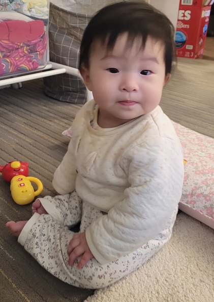 이제 유나는 스스로 앉아서 잘 논다. 뒤집기를 시작했던 게 엊그제 같은데 대견하다 ㅎㅎ

이제 여기 저기를 잡고 일어서기도 시도하고 있다. 곧 걸을 것 같다. 

밥만 더 잘 먹으면 얼마나 좋을까..ㅎㅎ