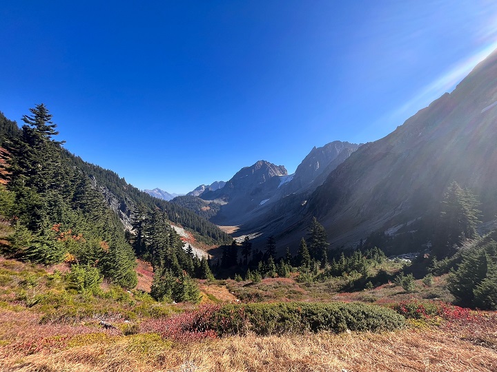 ## Mountain Majesty: Hiking in North Cascade
North Cascade is located in Washington, USA. It’s 3 hours by car from Vancouver. It’s not so difficult to hike the trails but you can see stunning views around the mountains. There are snows, autumn leaves, mysterious rocks, and trees.